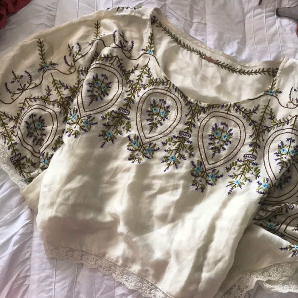 FREE PEOPLE flowey blouse with floral embroidery.